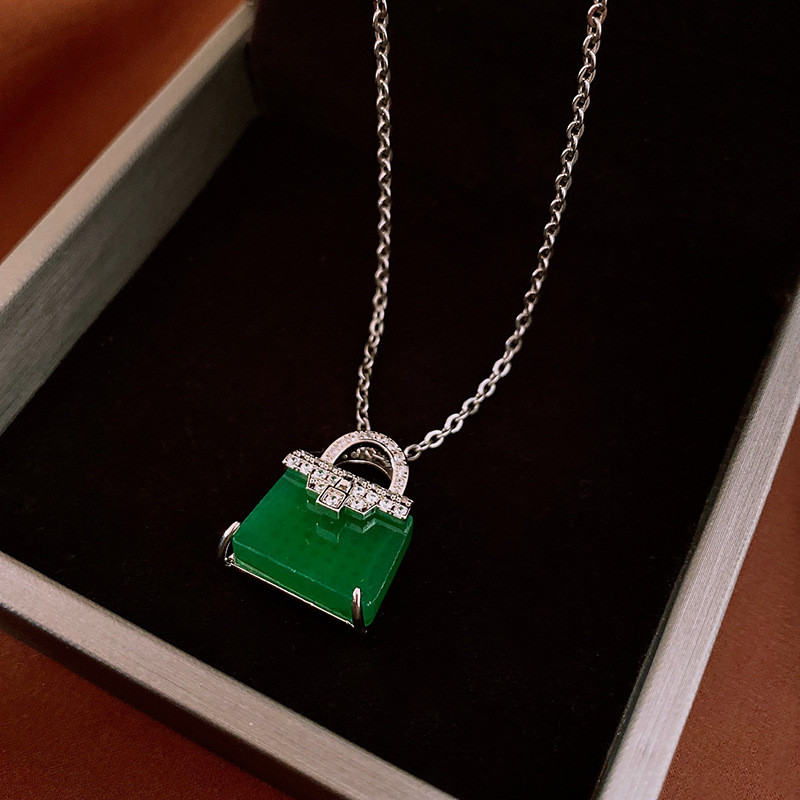 Dây chuyền mặt khóa zircon nhẹ sang trọng, phù hợp với áo len và trang sức
