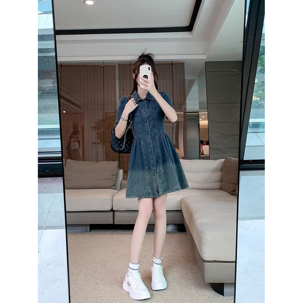 Váy denim cổ xanh nhỏ nhắn, thời trang mùa hè mới, phong cách và tôn dáng với phần eo thon gọn, váy ngắn.