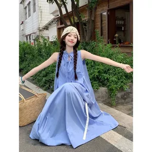 Bộ đồ áo vest và váy nữ màu xanh cổ điển, thiết kế sang trọng, phù hợp cho mùa hè