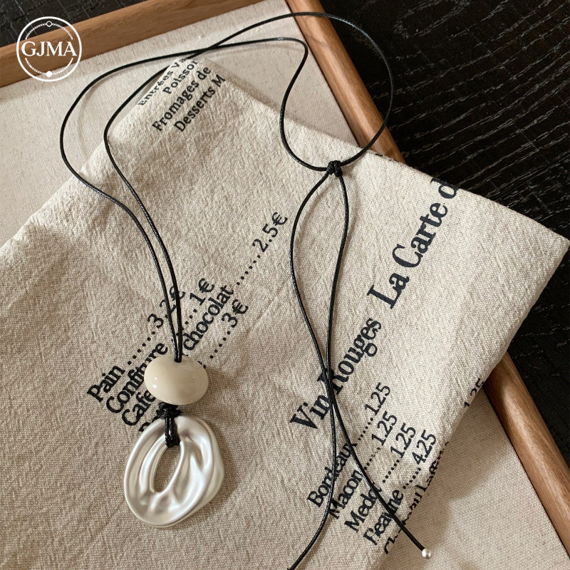 Vòng cổ hình học không đều, dây xương đòn dài cao cấp