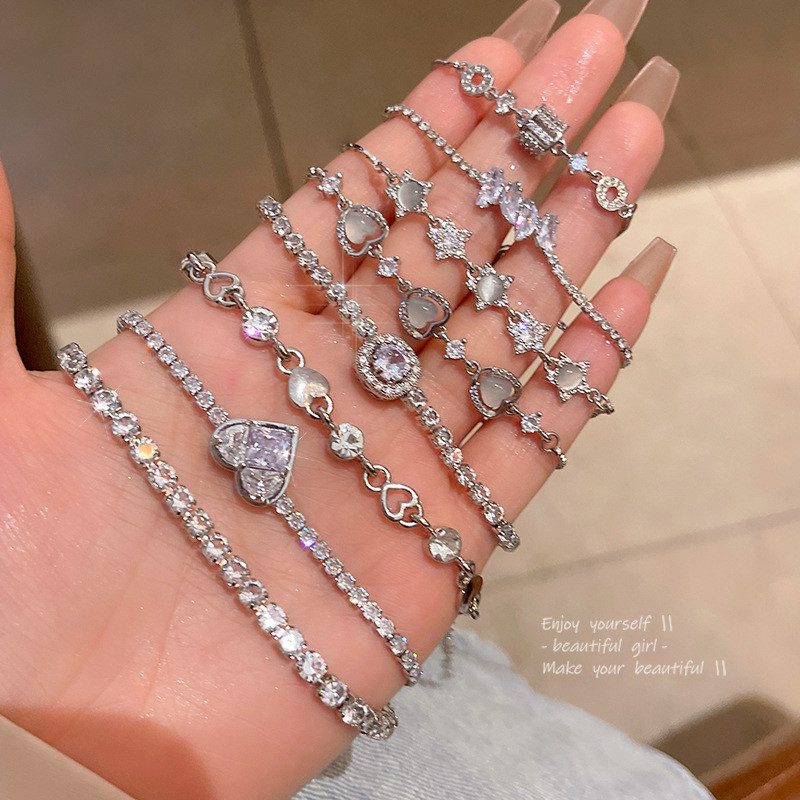 Vòng tay ngọc trai cao cấp với đá zircon tinh tế, phù hợp làm trang sức thời trang cho nữ