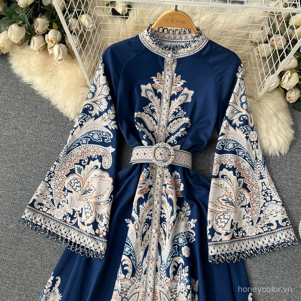 Đầm dài xếp ly không đều retro với họa tiết vintage và chi tiết bằng lông  Phong cách mùa xuân