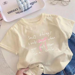 Chiếc áo thun một mặt này có in hình chiếc nơ kiểu Anh dễ thương, thiết kế đơn giản, thoải mái và cổ tròn.