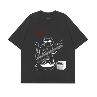 Áo thun nam tay ngắn cổ tròn, vẽ tay họa tiết mèo chơi bass theo phong cách graffiti, kiểu dáng thoải mái và giản dị.