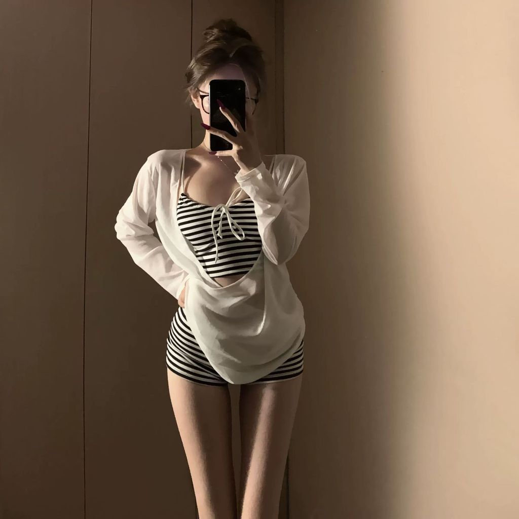 Áo Dài Tay Chống Nắng và Bikini Sọc Chia - Phong Cách Đồ Bơi Hè