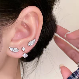 Bông tai thời trang dành cho nữ với thiết kế pha lê cổ điển, phù hợp phong cáchpunk rock đến urban, hợp kim nhẹ không gây dị ứng.