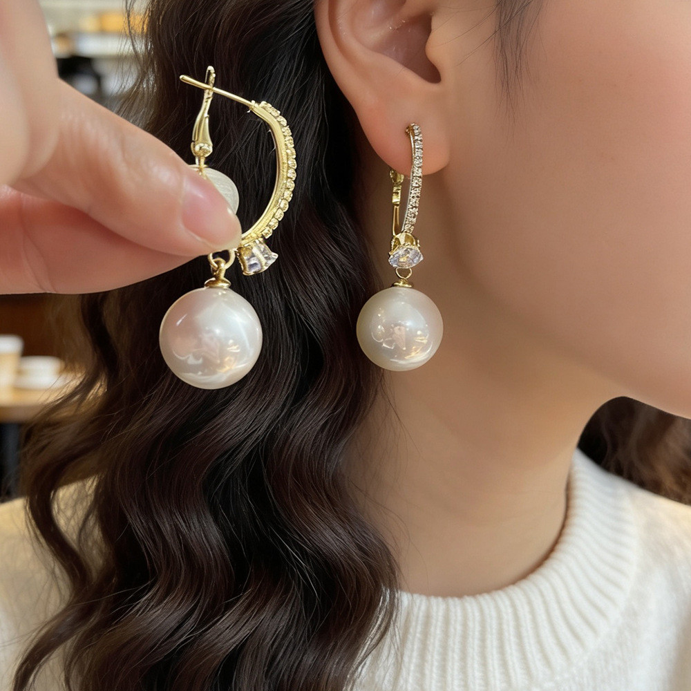 Trang sức thời trang nữ: Bông tai nơ ngọc trai với chi tiết zirconia tinh xảo