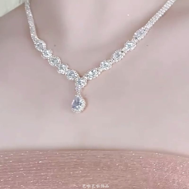 Vòng cổ kim cương lấp lánh với tua rua, thiết kế sang trọng và phù hợp làm choker