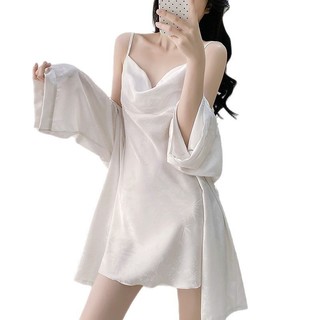 Bộ đầm ngủ gợi cảm sang trọng dành cho nữ, gồm áo ngủ và áo choàng bằng lụa băng, thiết kế ôm dáng gợi cảm, cuốn hút