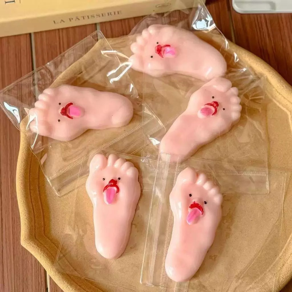 Đồ chơi bóp xả stress hình bàn chân to thè lưỡi – Đàn hồi chậm độc đáo thú vị giải tỏa căng thẳng