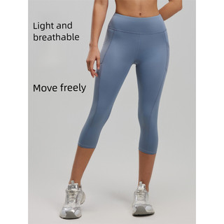 Quần thể thao nam lưng cao với túi bên hông, làm từ 82,5% polyester và 17,5% spandex.