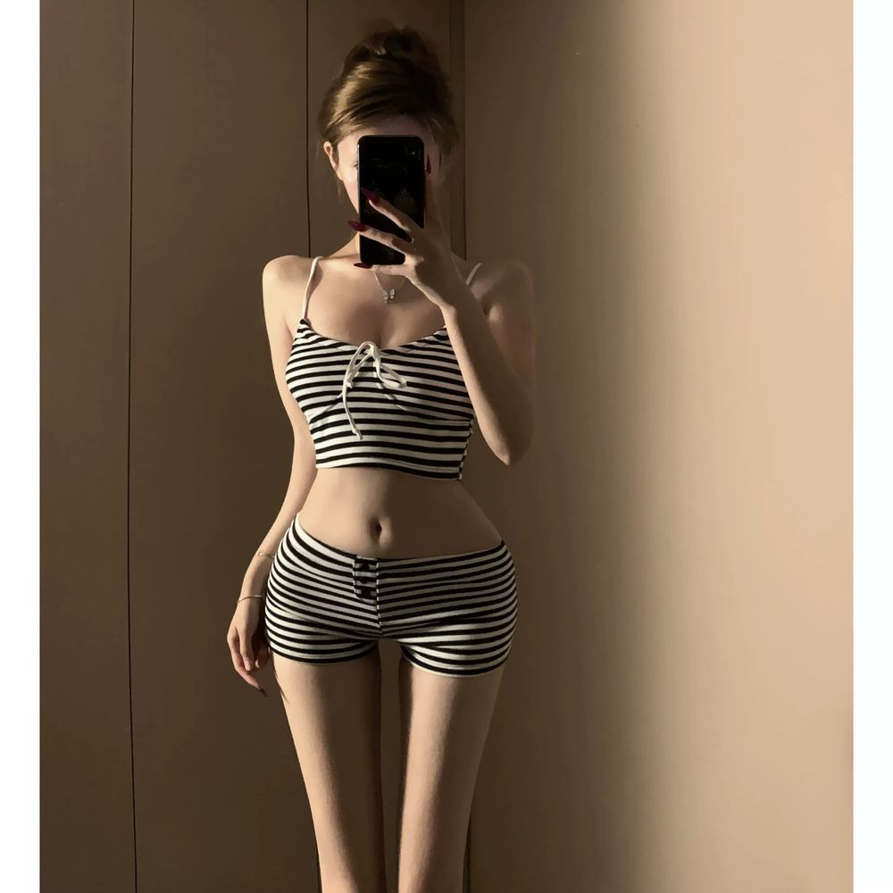 Áo Dài Tay Chống Nắng và Bikini Sọc Chia - Phong Cách Đồ Bơi Hè