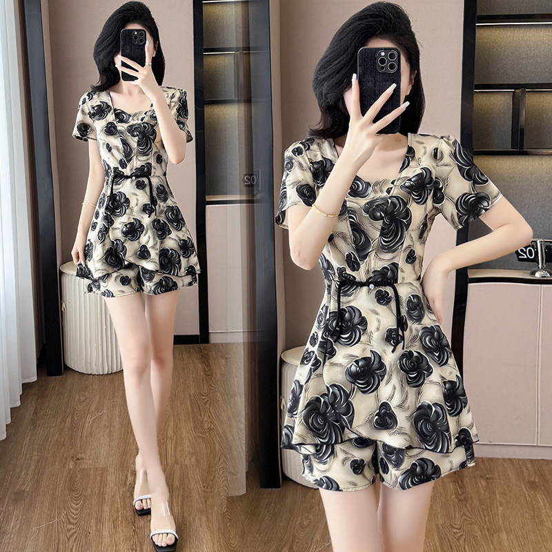 Bộ trang phục Nữ thời trang phong cách Hàn Quốc, có họa tiết, tôn dáng và sành điệu, che bụng, gồm áo và quần short