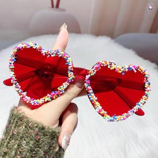 Kính râm nữ khung hình trái tim, phù hợp chống nắng khi đi biển