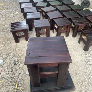 Ghế gỗ. Ghế chàm gỗ tự nhiên. Ghế đẩu. kícḣ thước  25x25 cm. Ghế đã phun PU và sơn màu. Làm từ những thanh gỗ xuất khẩu