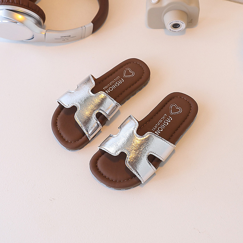 Giày dép thời trang mới 2026 cho bé gái, giày dép đi biển chống trượt thoải mái.