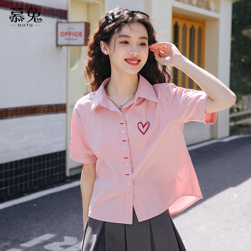 Mutu Nhỏ Preppy Top Nữ Thêu Tay Ngắn - Thiết Kế Mới Cho Mùa Hè 2026