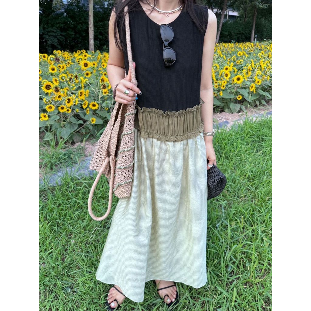 Đầm nữ màu sắc tương phản với họa tiết tranh sơn dầu, thiết kế áo vest xoay lớn, phù hợp thời trang mùa hè