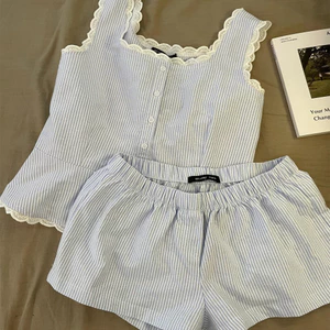 Hàng sẵn có ins Sọc Ren Cổ Áo Bộ Đồ Ngủ Bé Gái 2025 Size Lớn Suspender Quần Short Loungewear Suit