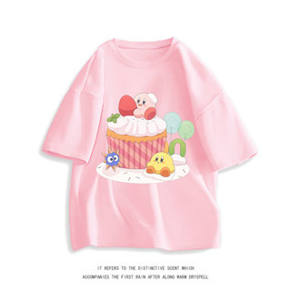 Kirby, ngôi sao nhí nữ trong trò chơi, được in hình trên một chiếc áo phông dễ thương với họa tiết hái hoa và ăn bánh.