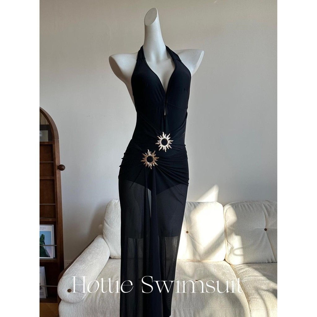 Đồng phục tắm dáng halter cổ chữ V sâu, thiết kế slim-fit, phù hợp kỳ nghỉ biển