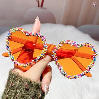 Kính râm nữ khung hình trái tim, phù hợp chống nắng khi đi biển