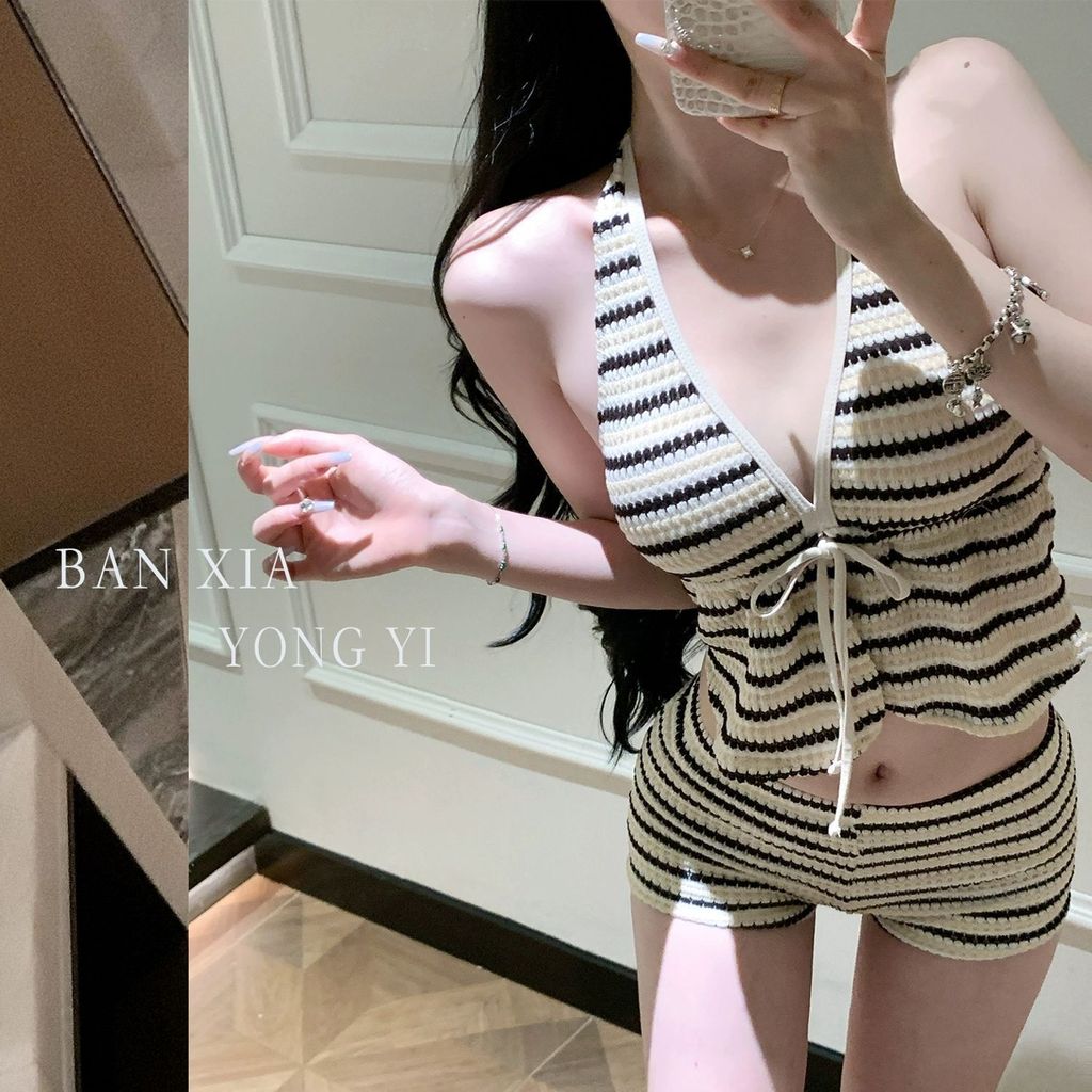 Đồ bơi nữ strappy dây cổ nhỏ ngực, thiết kế bảo thủ, phù hợp cho kỳ nghỉ biển và suối nước nóng