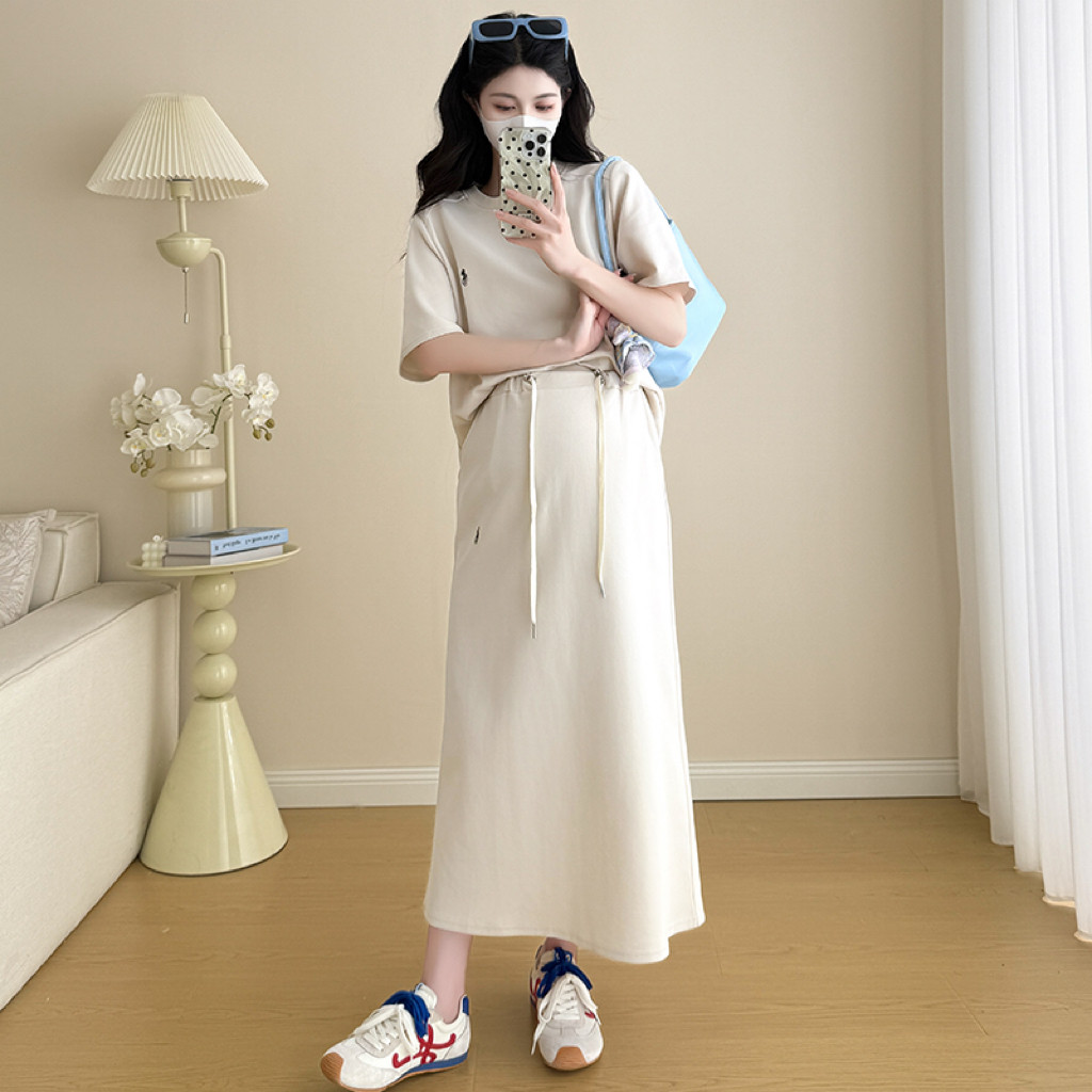 Bộ đồ bà bầu mùa hè gồm áo thun cổ tròn và váy nút mũi lợn