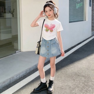 Bộ đồ hè cho bé gái 5–12 tuổi, áo dây rút + quần short denim, vải mềm, phong cách ngọt cá tính, phù hợp nhiều dịp.
