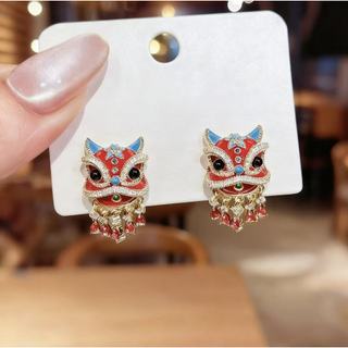 Bông tai thổ cẩm phong cách Trung Hoa đỏ, phù hợp corsage và phụ kiện sang trọng