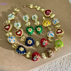 Vòng cổ SAIA Vintage với họa tiết khắc nghệ thuật nhiều màu sắc, phù hợp phong cách retro và thời trung cổ