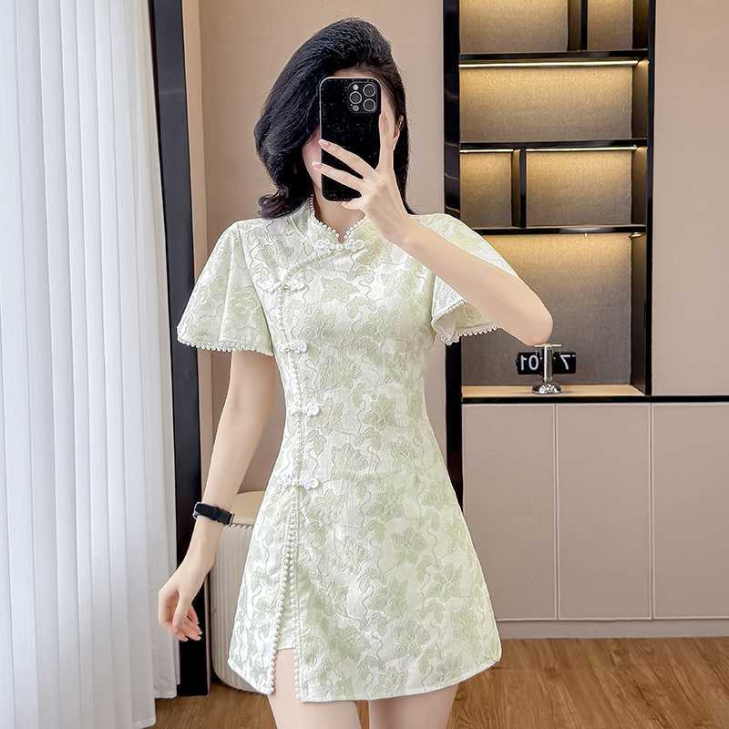 Đầm sườn xám phong cách Trung Hoa cổ điển, phối ren cài nút và bộ hai mảnh phong cách truyền thống kèm quần short