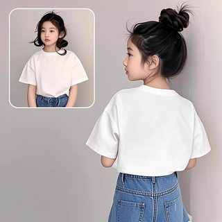Áo thun kiểu Mỹ dễ thương với hình bé gái và chú chó; thiết kế đa năng và thoáng khí.