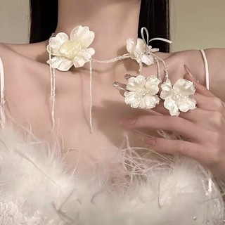 1 chiếc vòng cổ hoa trắng có bầu không khí và khí chất