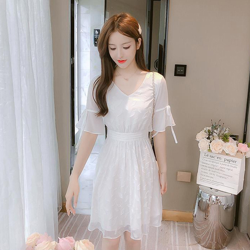 Váy voan trắng kiểu Pháp, mẫu mới mùa hè, mang đến vẻ tươi tắn và thanh lịch, giúp dáng người nhỏ nhắn trông cao hơn