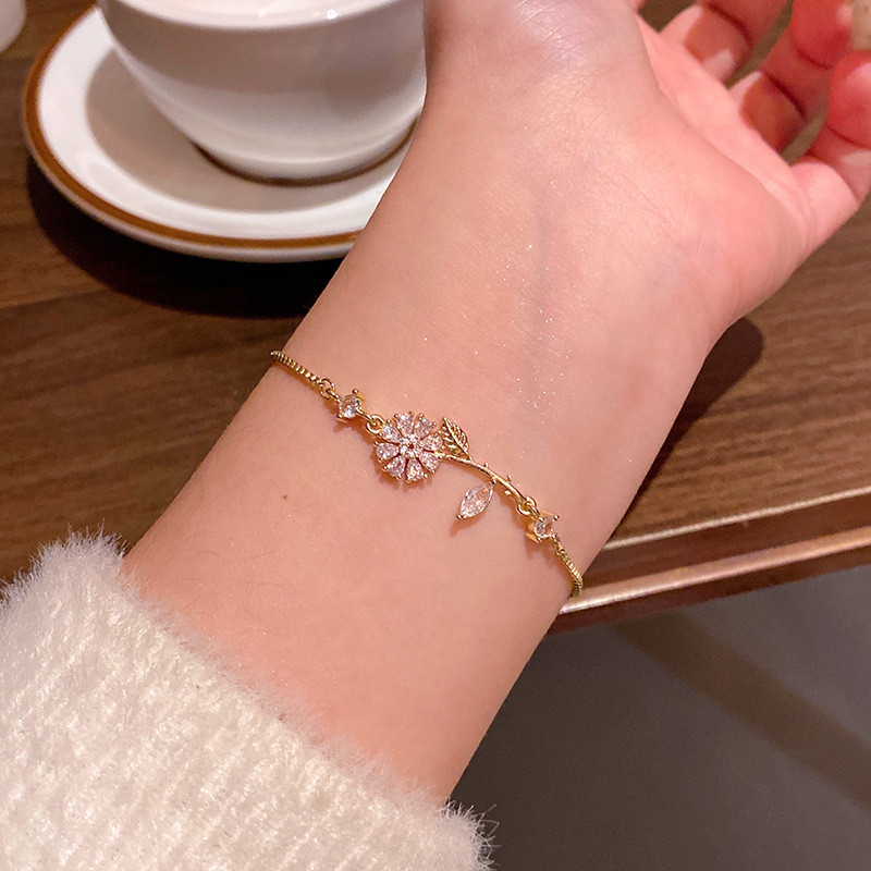 Vòng tay ngọc trai cao cấp với đá zircon tinh tế, phù hợp làm trang sức thời trang cho nữ