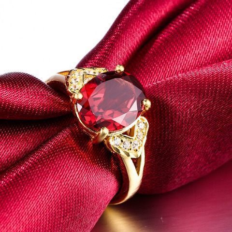 Nhẫn Đôi Ruby Và Pha Lê Đỏ Sang Trọng Với Thiết Kế Mở Kẻ Sọc
