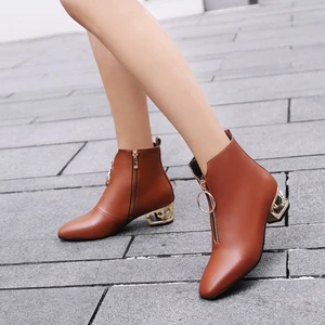 VNMZGG34-39 Kích Thước Lớn Mũi Vuông Dây Kéo Phía Trước Kim Loại Trang Trí Hình Đặc Biệt Gót Bên Dây Kéo Ống Ngắn Giày Bốt Thời Trang