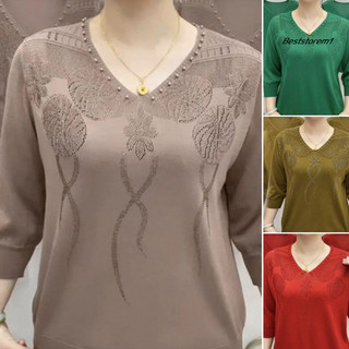 Các bà mẹ trung niên sẽ yêu thích áo len cổ chữ V ¾ tay với họa tiết thêu đẹp mắt, chất liệu mềm mại và thoải mái khi mặc hàng ngày.