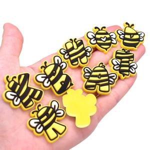 Set Charm Bảng Chữ Ong Mật Honey Bee Cute – Charm Chữ Cái A–Z Gắn Dép Crocsss, Phụ Kiện DIY Đáng Yêu- SẴN NÚT GẮN
