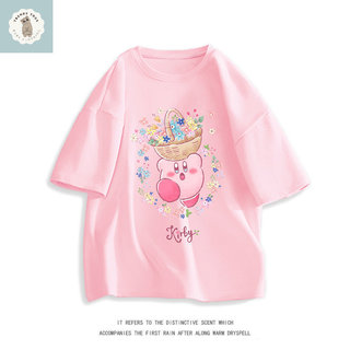 Kirby, ngôi sao nhí nữ trong trò chơi, được in hình trên một chiếc áo phông dễ thương với họa tiết hái hoa và ăn bánh.