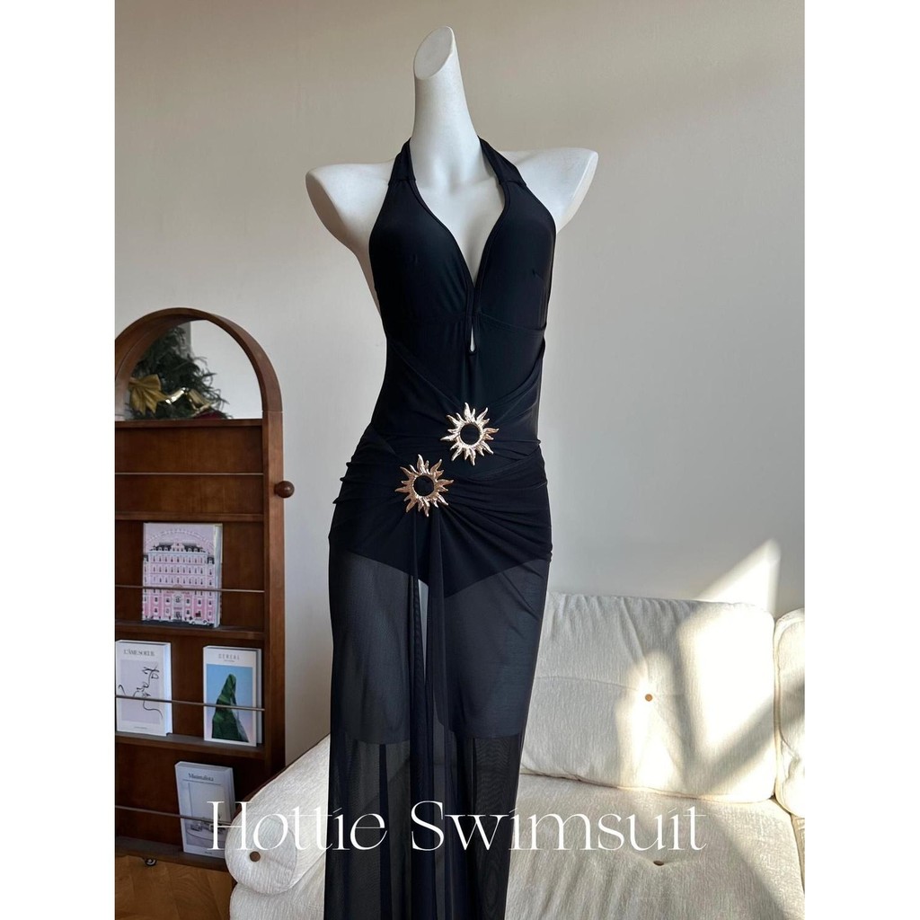 Đồng phục tắm dáng halter cổ chữ V sâu, thiết kế slim-fit, phù hợp kỳ nghỉ biển