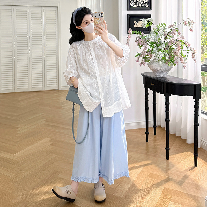 Bộ đồ bà bầu mùa hè gồm áo sơ mi thêu và quần ren ống rộng