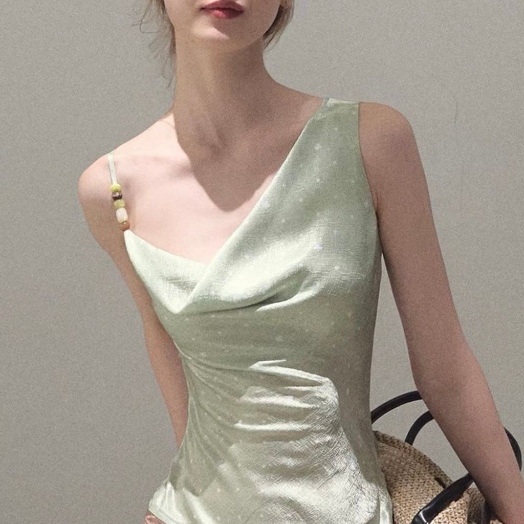 Dây đeo vai nghiêng bất đối xứng mỏng, in họa tiết chấm bi, thiết kế eo hẹp