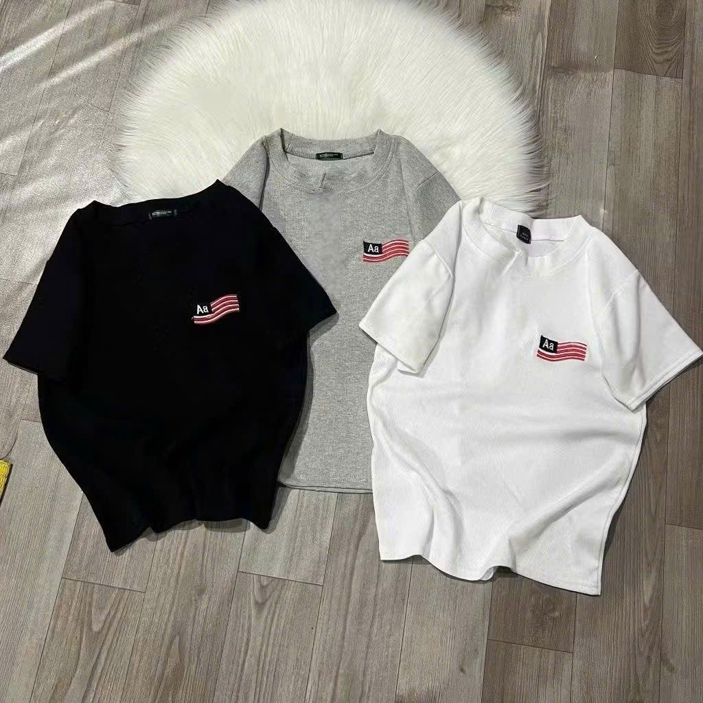Áo thun croptop dáng ôm cổ trụ 5 cúc thêu cờ AA - Giảm giá 60% khi mở bán!