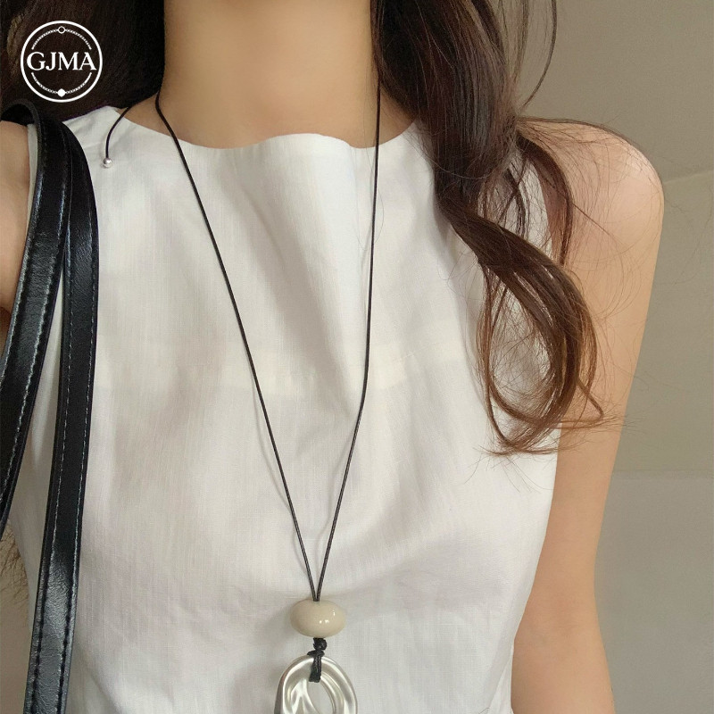 Vòng cổ hình học không đều, dây xương đòn dài cao cấp