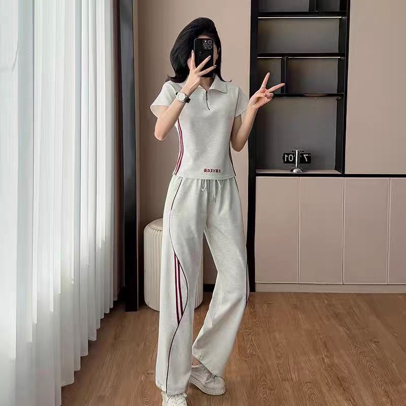 Bộ đồ thể thao chất lượng cao, phong cách mới mẻ, thời thượng và hiện đại, mang hơi hướng phương Tây
