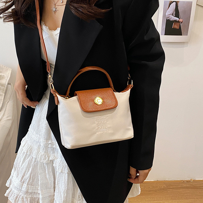 Túi xách bánh bao màu tương phản 2026 Phong cách mới Hợp thời trang Thời trang Niche Nữ Túi đeo vai phù hợp