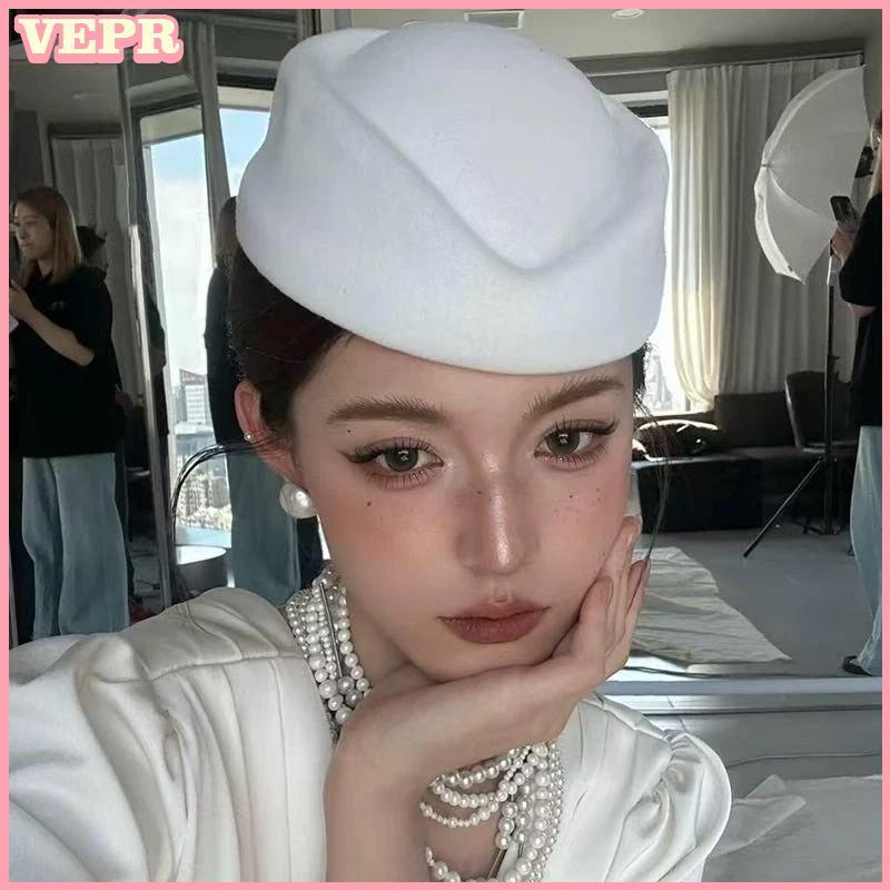 Mũ nồi tiếp viên hàng không phong cách vintage với phụ kiện tóc kẹp