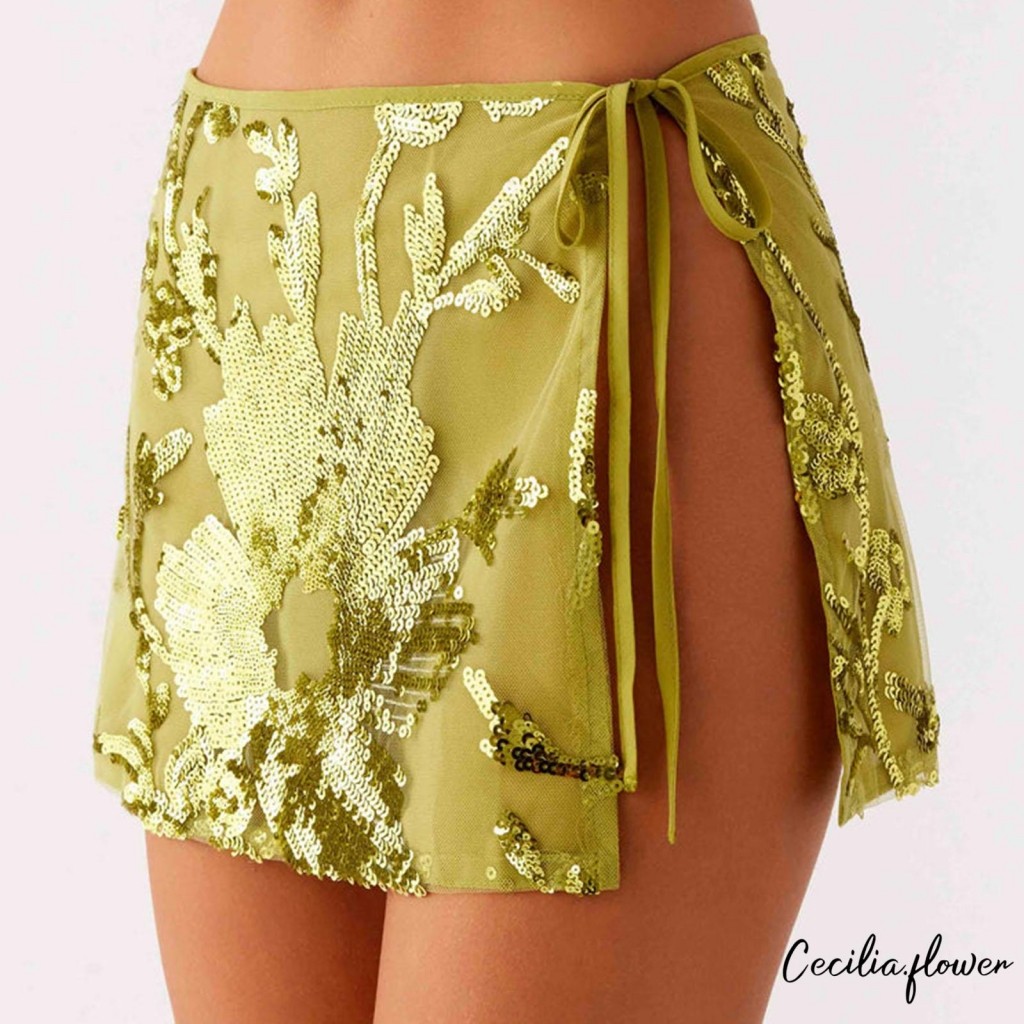 Váy mini sequin thấp với dây buộc bên hông, phù hợp cho các bữa tiệc hoặc sự kiện đặc biệt.